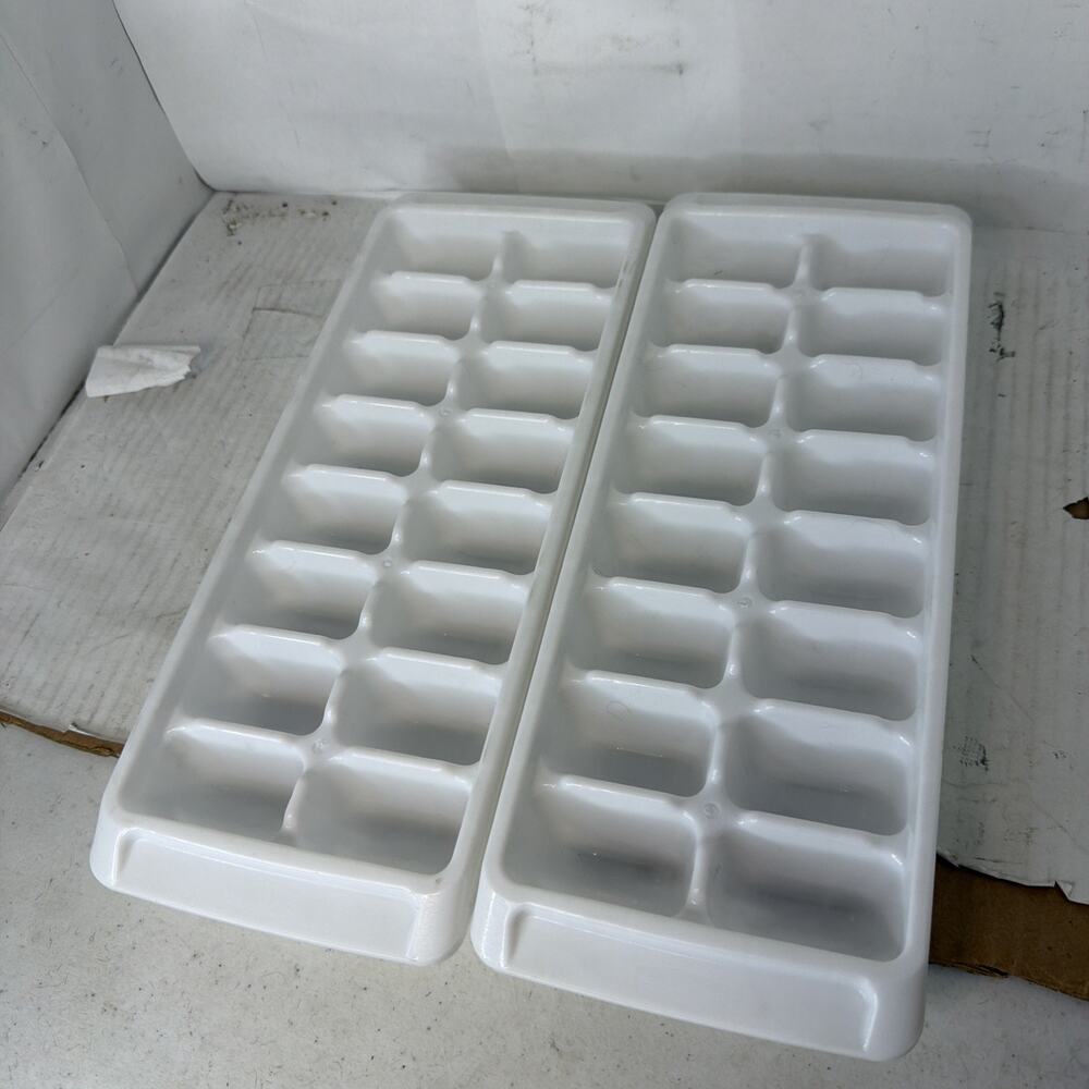 Lot Of 2 Vintage Rubbermaid White Easy Release Ice Cube Tray 2867 USA Made 12.5”